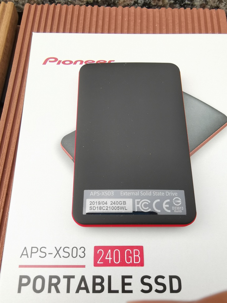 Pioneer外接式固態硬碟APS-XS03-240：小巧易攜、高速傳輸、抗震多用途 