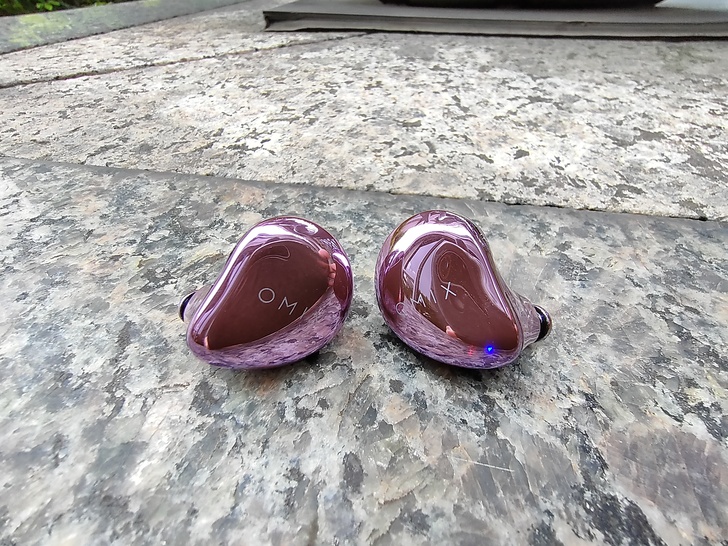 【OMIX】S1真無線琉光鏡面運動藍牙耳機（紫色）：炫亮造型、低音強勁、輕巧有型